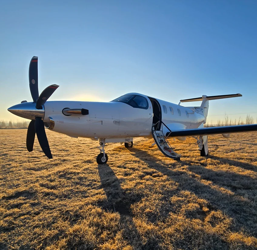 Avión privado en Mendoza al atardecer