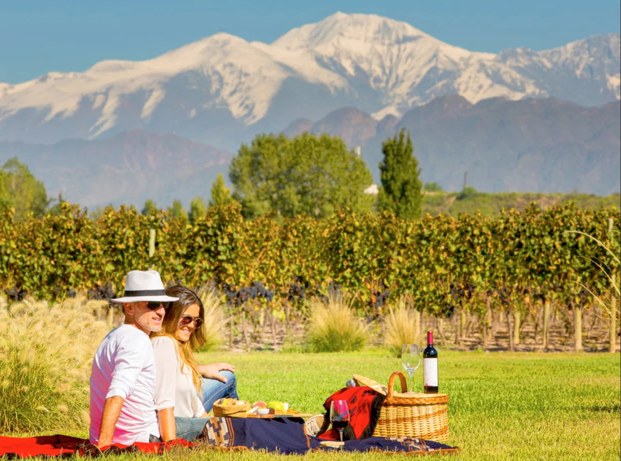 Familia disfrutando del paisaje de Mendoza